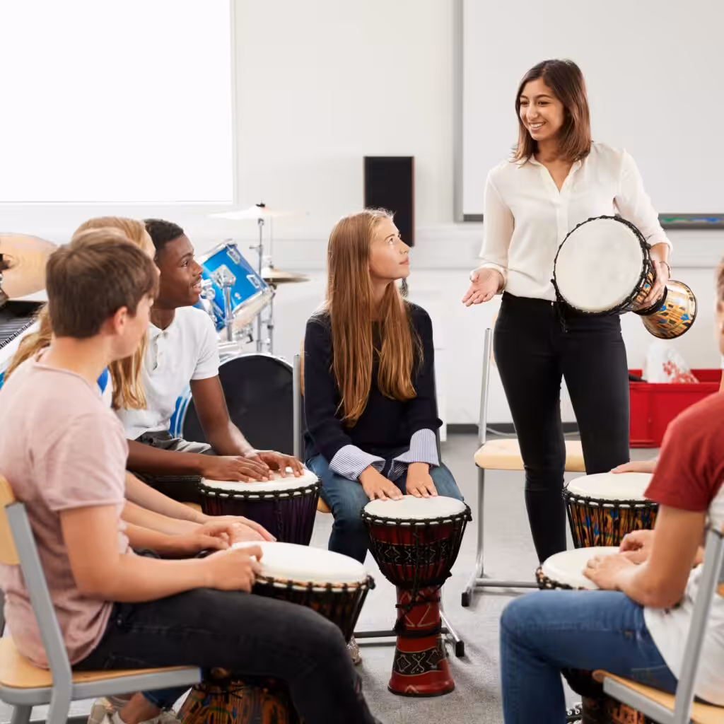 Une entrepreneuse anime une activité de tambour en groupe pour renforcer la cohésion d’équipe après une reprise d’entreprise à Vertou