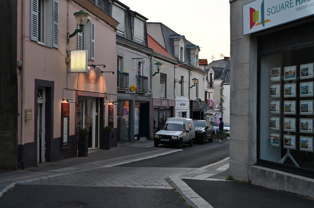 Rue Henri Delahaye à Vertou, avec ses commerces de proximité, représentant l’activité économique locale soutenue par Hapinex, expert comptable à Vertou.