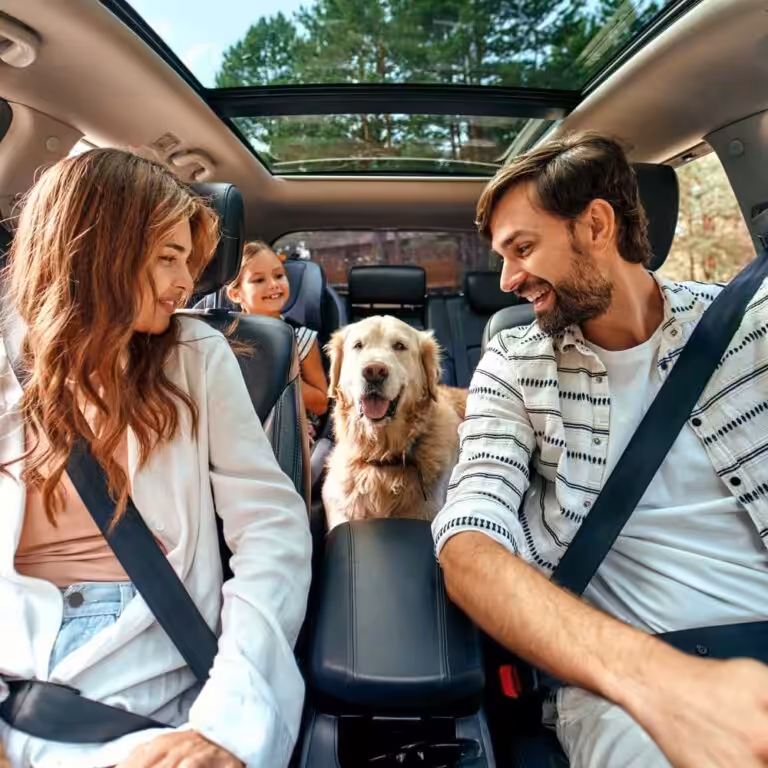 Famille partant en vacances en voiture, symbolisant l’équilibre entre vie personnelle et création d’entreprise à Vertou